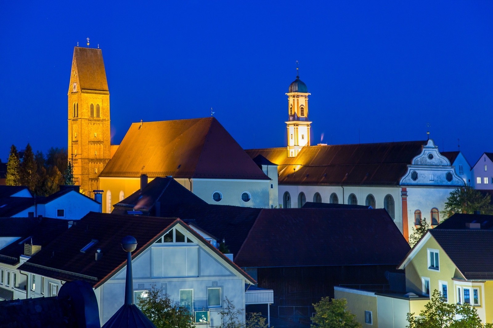 Nachtblick vom Kurhotel Roswitha auf die Kirche St. Justina in Bad Wörishofen